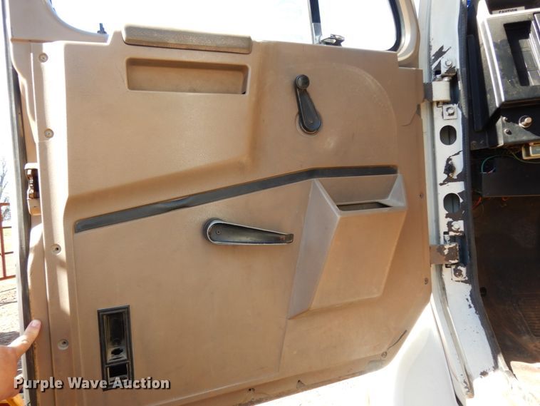 image for item DM2877 1991 International 7100  utility / service truck