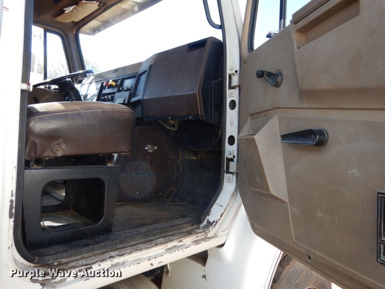 image for item DM2877 1991 International 7100  utility / service truck