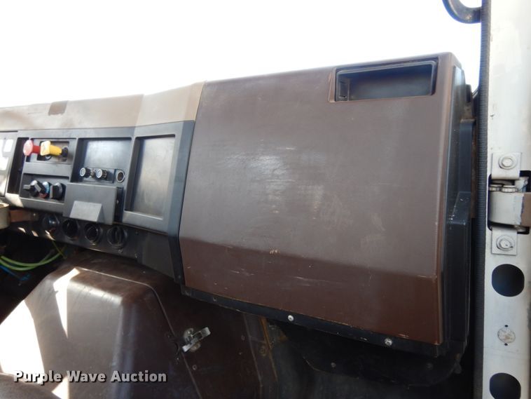 image for item DM2877 1991 International 7100  utility / service truck