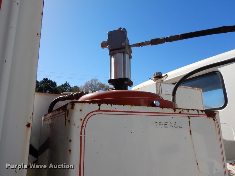 image for item DM2877 1991 International 7100  utility / service truck