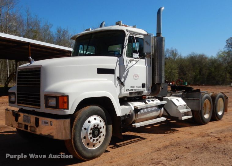 image for item DM2878 2001 Mack CH613  semi truck