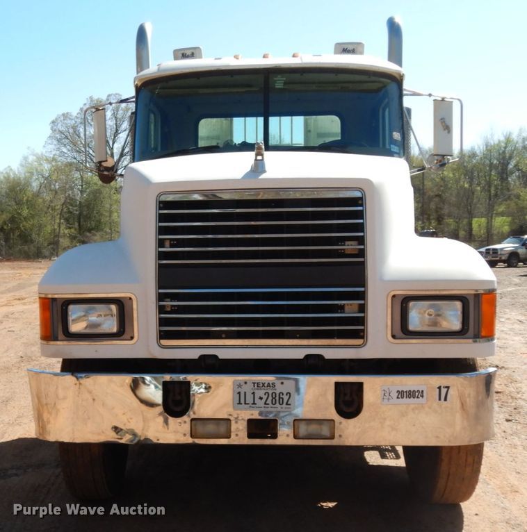 image for item DM2878 2001 Mack CH613  semi truck