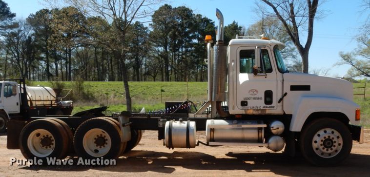 image for item DM2878 2001 Mack CH613  semi truck