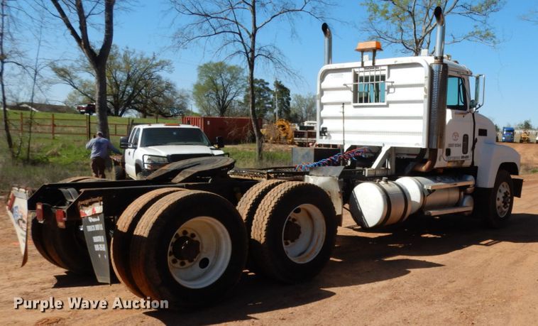 image for item DM2878 2001 Mack CH613  semi truck