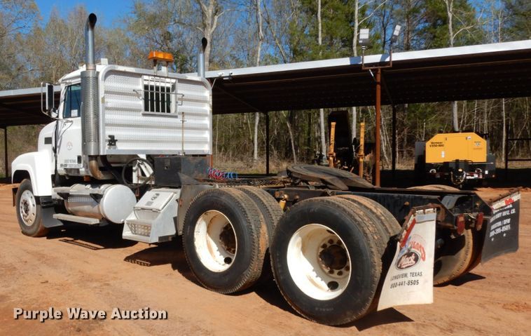 image for item DM2878 2001 Mack CH613  semi truck