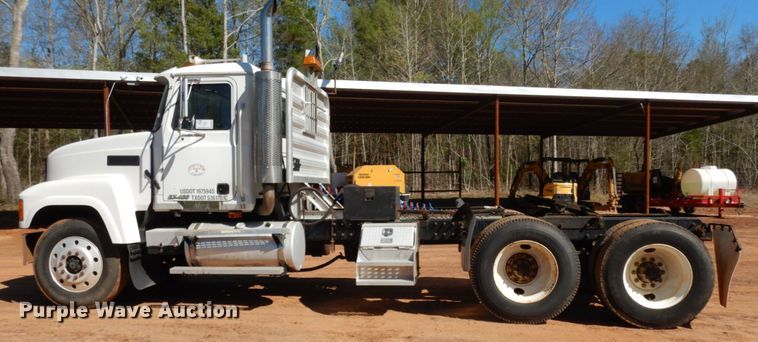 image for item DM2878 2001 Mack CH613  semi truck