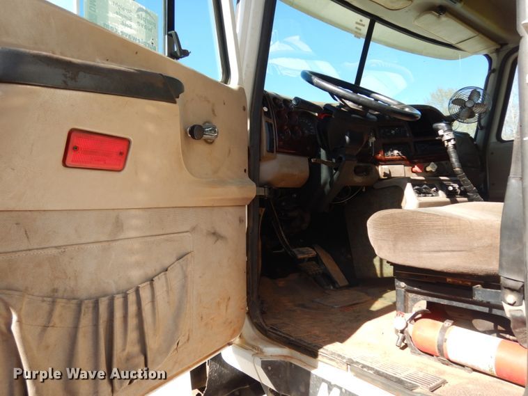 image for item DM2878 2001 Mack CH613  semi truck