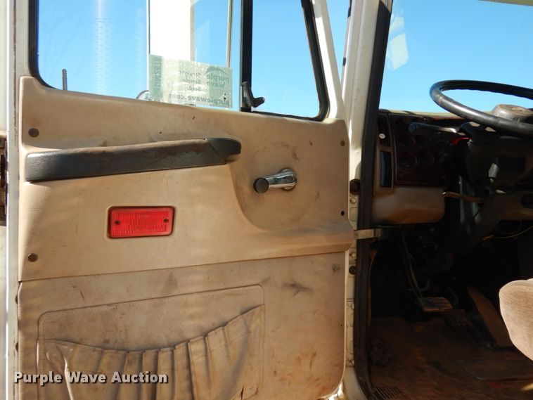 image for item DM2878 2001 Mack CH613  semi truck