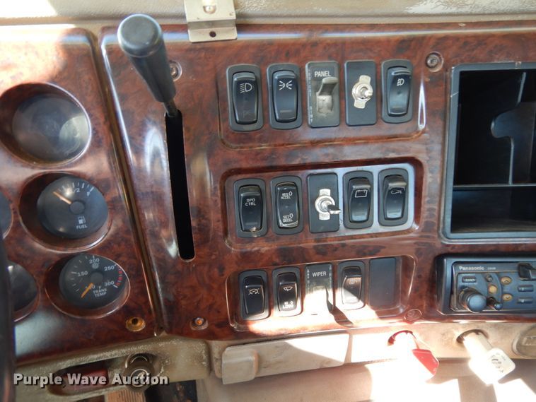 image for item DM2878 2001 Mack CH613  semi truck