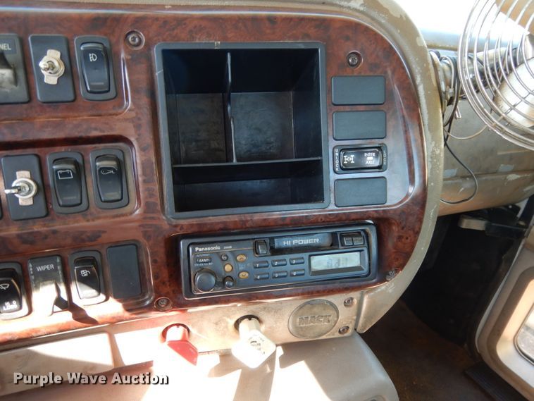 image for item DM2878 2001 Mack CH613  semi truck