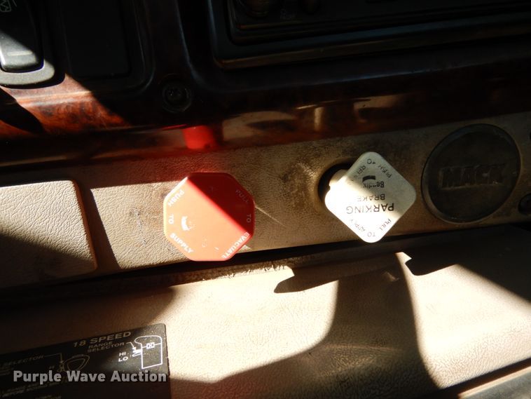 image for item DM2878 2001 Mack CH613  semi truck