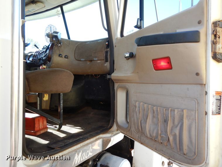 image for item DM2878 2001 Mack CH613  semi truck