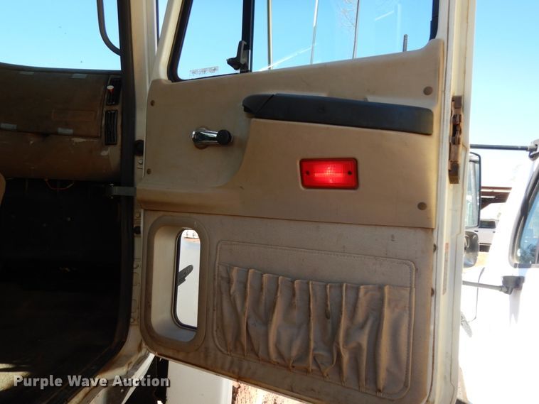 image for item DM2878 2001 Mack CH613  semi truck