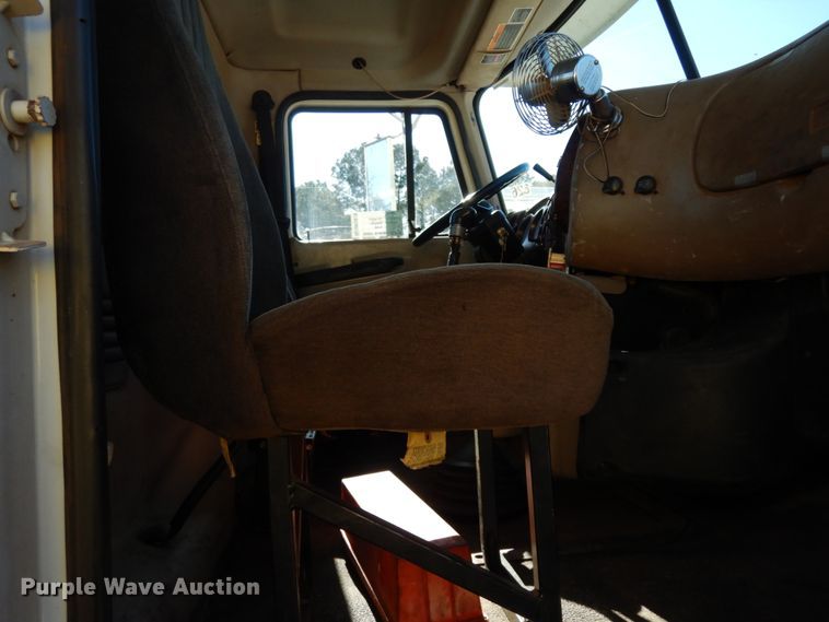 image for item DM2878 2001 Mack CH613  semi truck