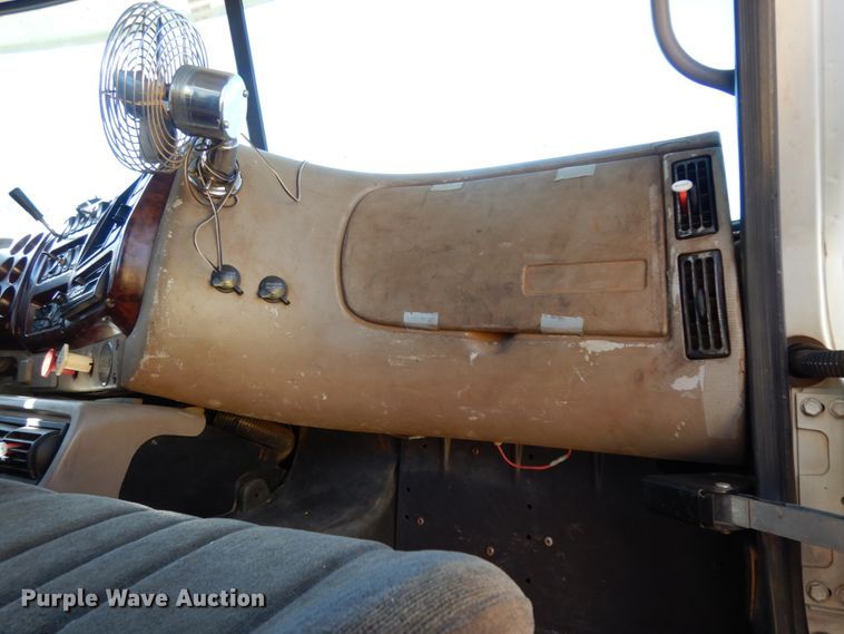 image for item DM2878 2001 Mack CH613  semi truck