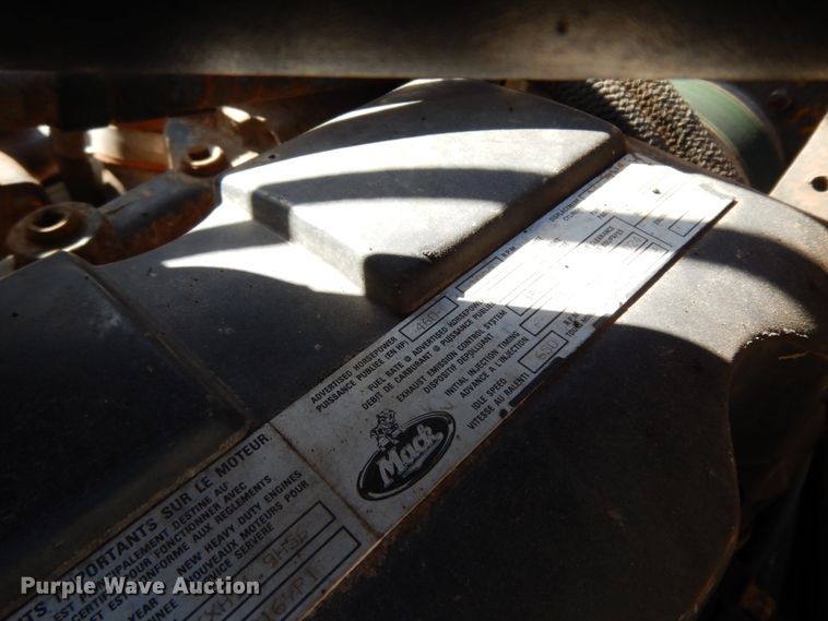 image for item DM2878 2001 Mack CH613  semi truck