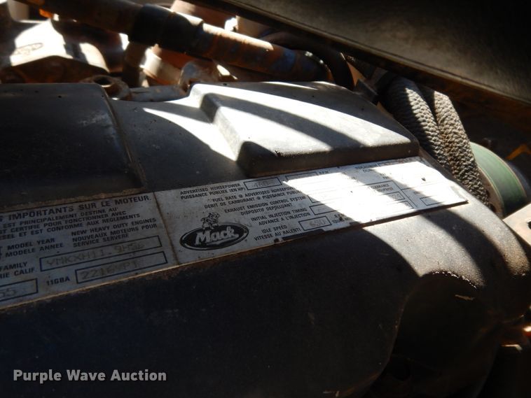 image for item DM2878 2001 Mack CH613  semi truck