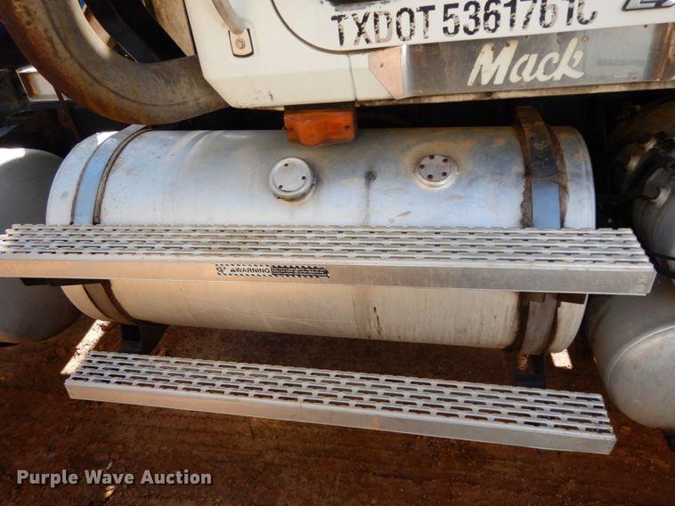 image for item DM2878 2001 Mack CH613  semi truck