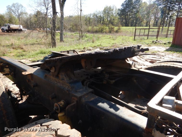 image for item DM2878 2001 Mack CH613  semi truck