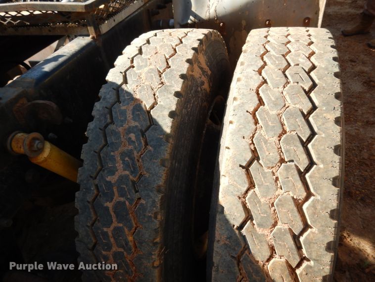 image for item DM2878 2001 Mack CH613  semi truck