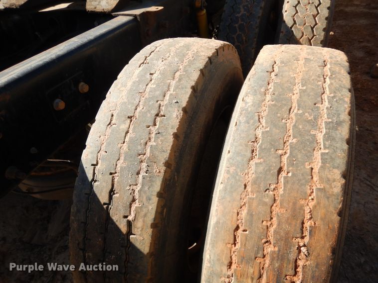 image for item DM2878 2001 Mack CH613  semi truck