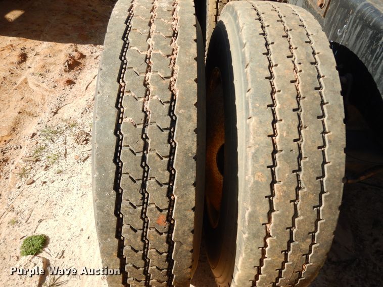 image for item DM2878 2001 Mack CH613  semi truck