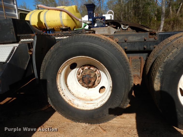 image for item DM2878 2001 Mack CH613  semi truck