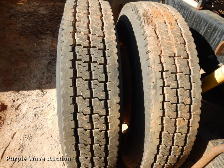 image for item DM2878 2001 Mack CH613  semi truck