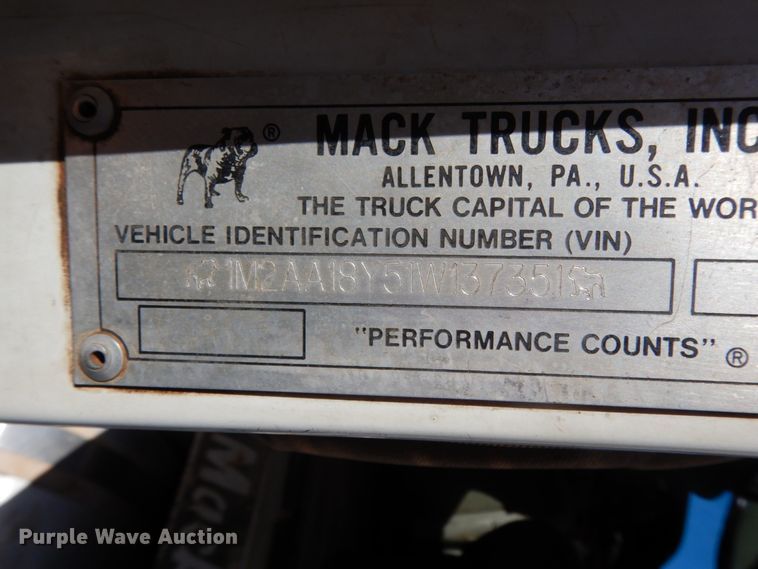 image for item DM2878 2001 Mack CH613  semi truck