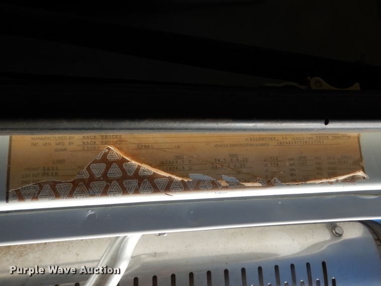 image for item DM2878 2001 Mack CH613  semi truck