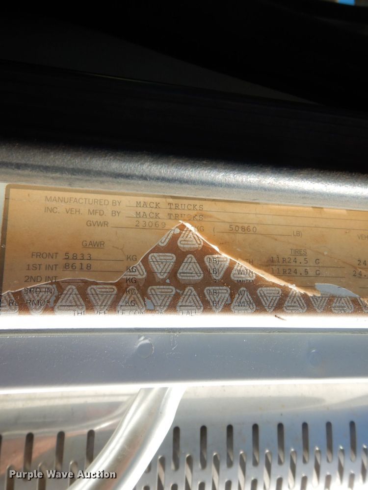 image for item DM2878 2001 Mack CH613  semi truck