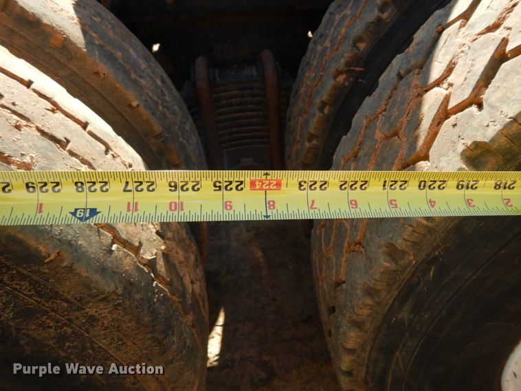 image for item DM2878 2001 Mack CH613  semi truck