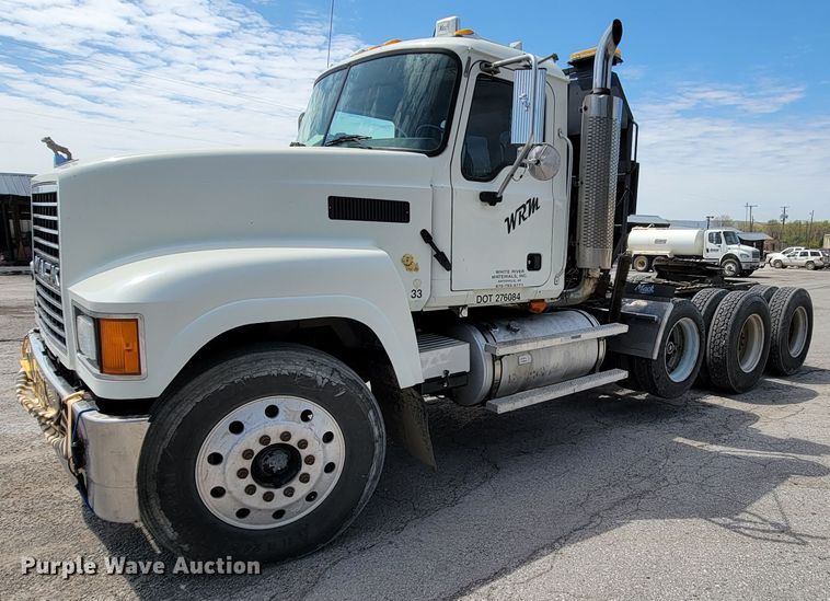 image for item FL9205 2005 Mack CHN  semi truck