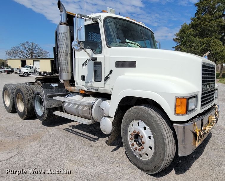 image for item FL9205 2005 Mack CHN  semi truck