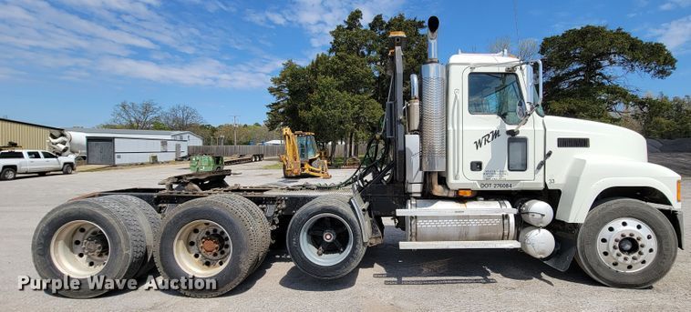 image for item FL9205 2005 Mack CHN  semi truck