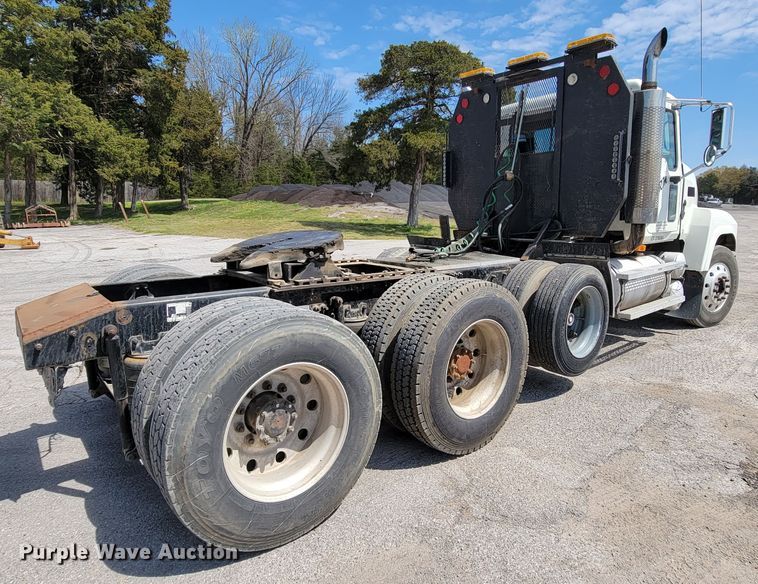 image for item FL9205 2005 Mack CHN  semi truck