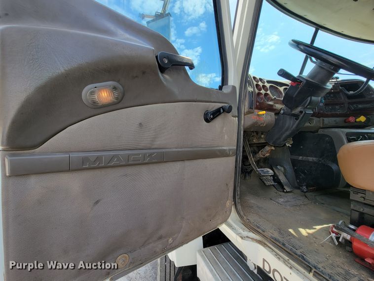 image for item FL9205 2005 Mack CHN  semi truck