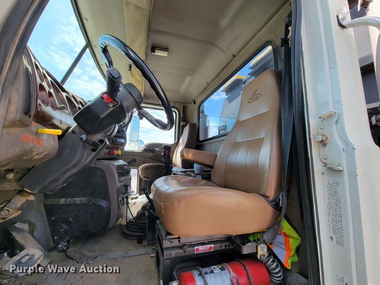 image for item FL9205 2005 Mack CHN  semi truck