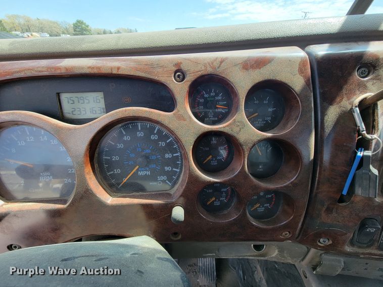 image for item FL9205 2005 Mack CHN  semi truck