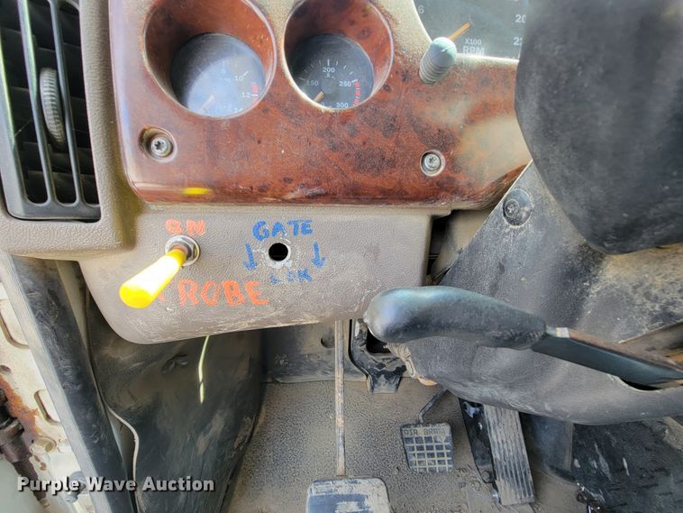 image for item FL9205 2005 Mack CHN  semi truck