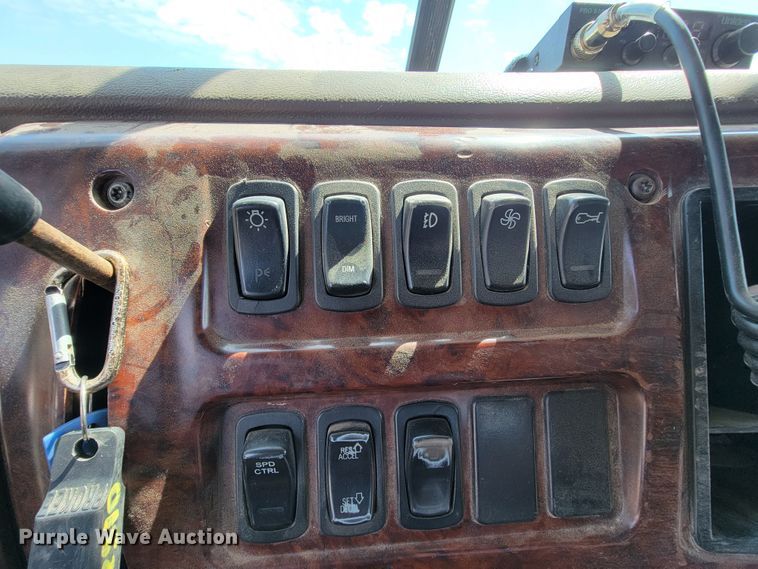 image for item FL9205 2005 Mack CHN  semi truck