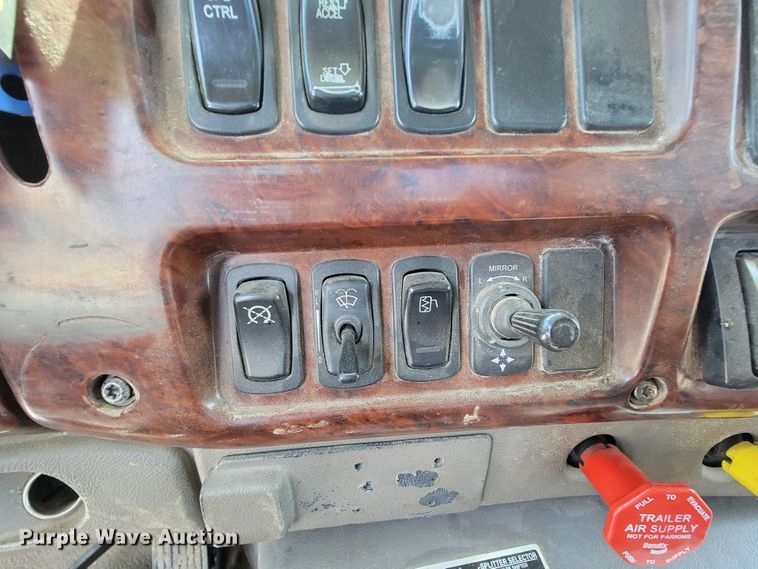 image for item FL9205 2005 Mack CHN  semi truck