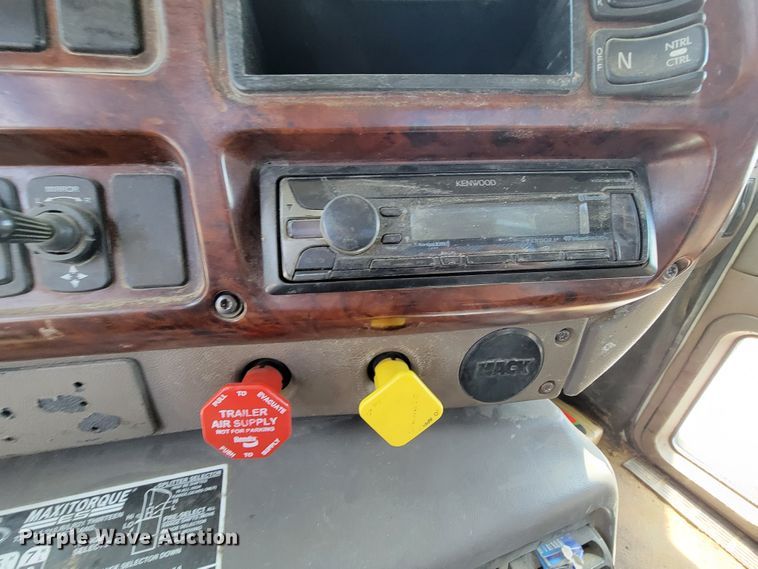 image for item FL9205 2005 Mack CHN  semi truck