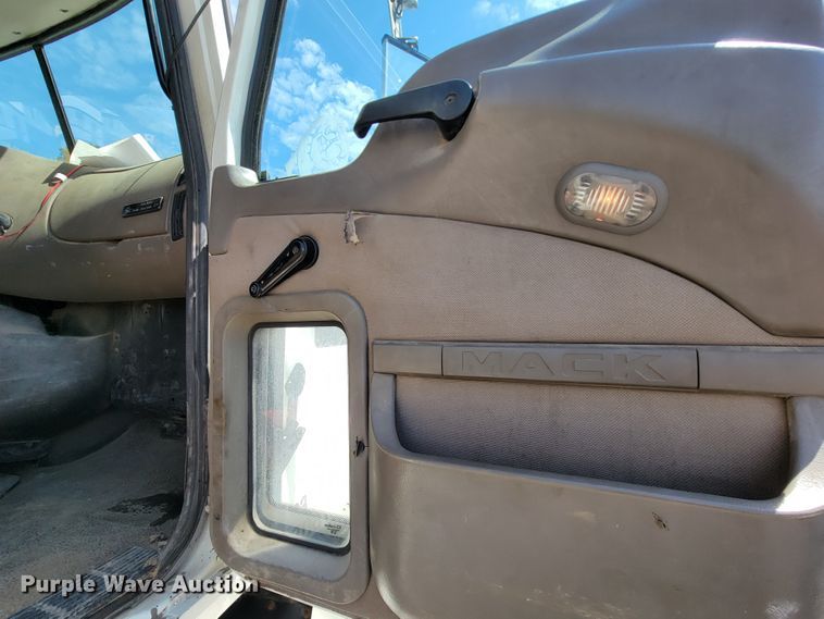 image for item FL9205 2005 Mack CHN  semi truck