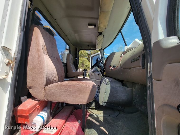 image for item FL9205 2005 Mack CHN  semi truck