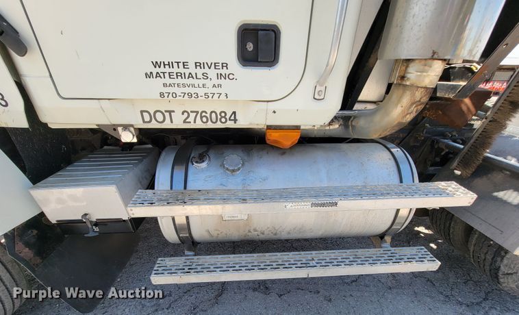 image for item FL9205 2005 Mack CHN  semi truck