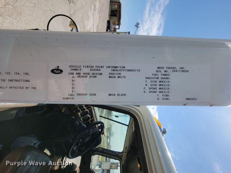 image for item FL9205 2005 Mack CHN  semi truck