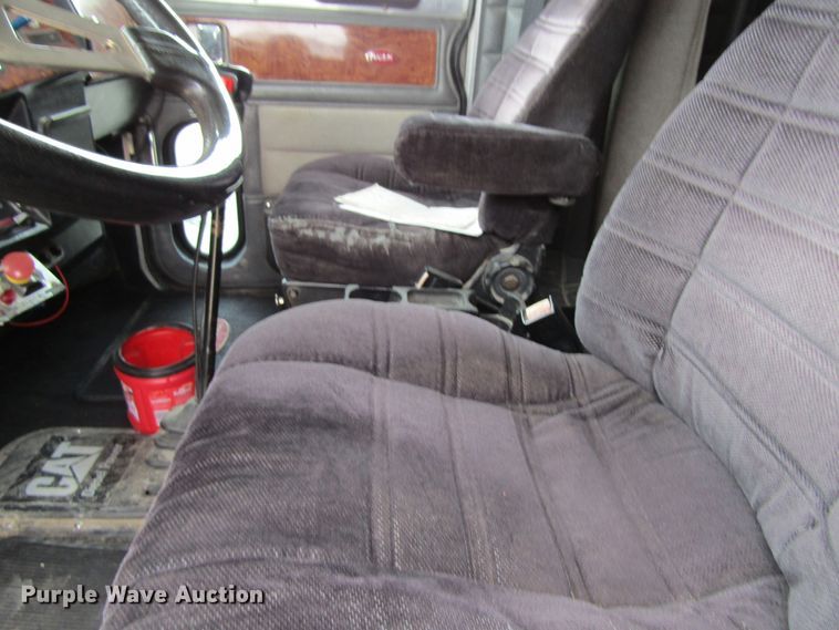 image for item GC9882 1994 Peterbilt 377  semi truck