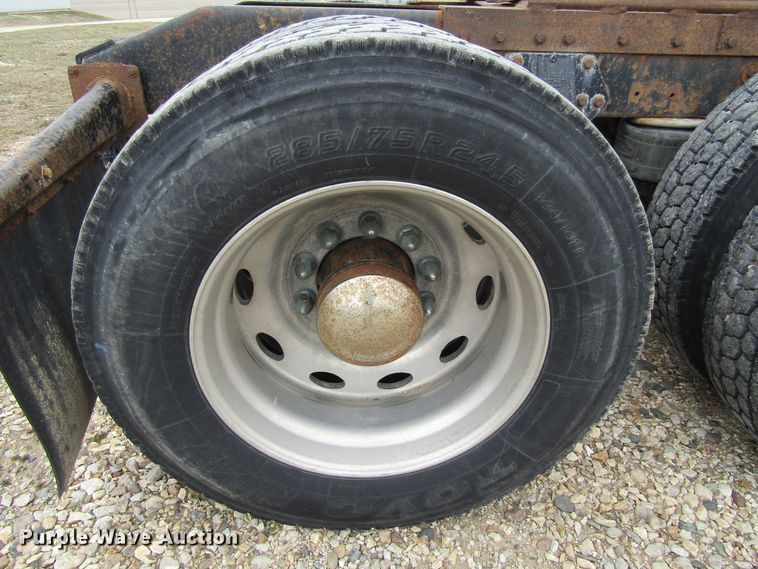 image for item GC9882 1994 Peterbilt 377  semi truck