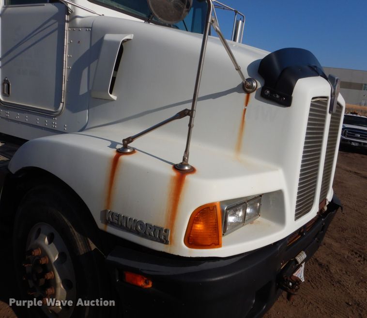 image for item HE9591 1995 Kenworth T400  semi truck